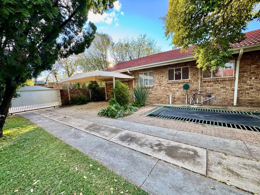 5 Bedroom Property for Sale in Van Der Hoff Park North West